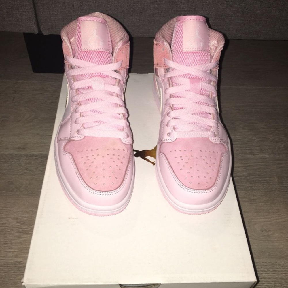 Jordan 1 Mid “Digital Pink”